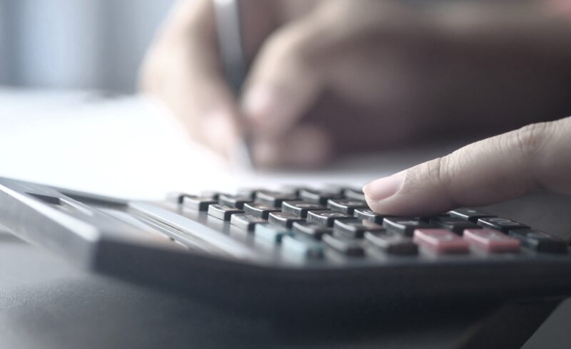 Étudiants hors province : hausse des frais et exigence de français : Cout comparatif entre provinces